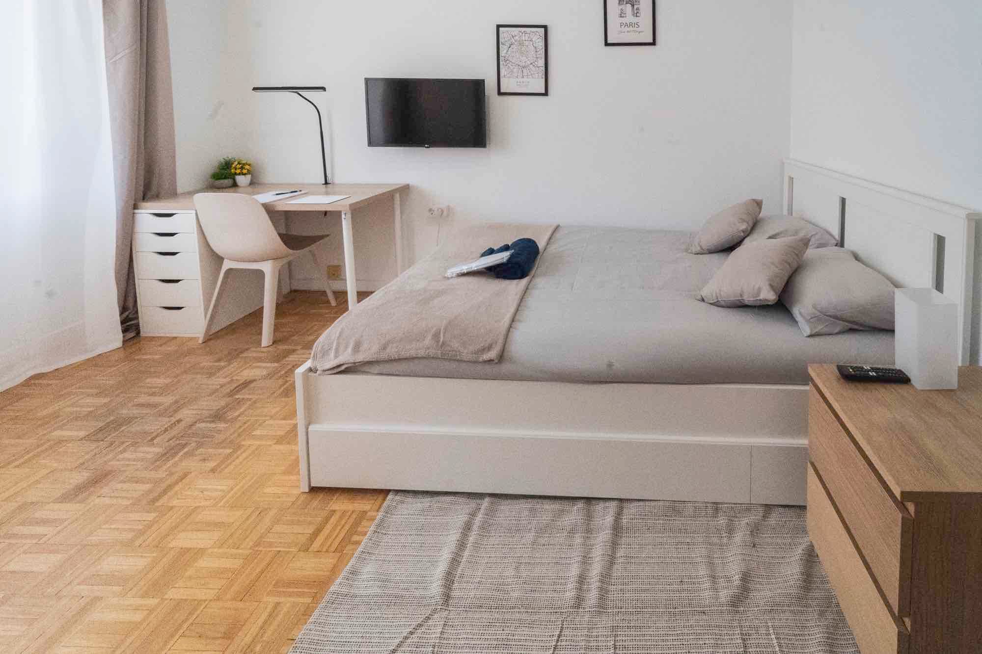 C.Paris Bedroom - Coliving Madrid by Globexs (building Bernabeu)