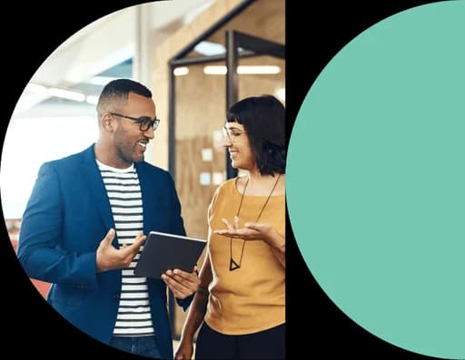 Relocation advisor guiding newcomer through Valencia apartment search process - personalized expat support services by Globexs