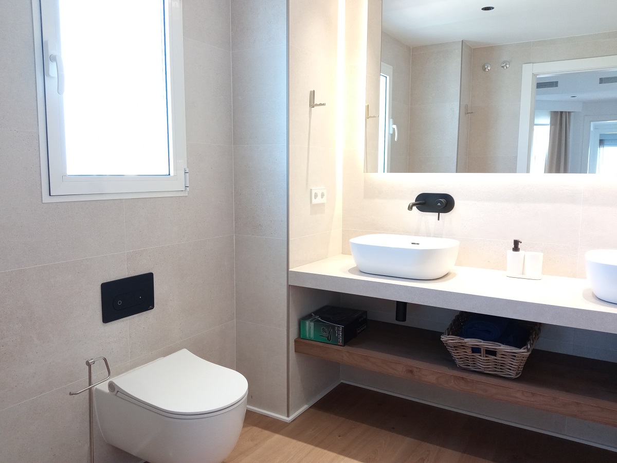 bathroom apartment for rent in serranos valencia 5